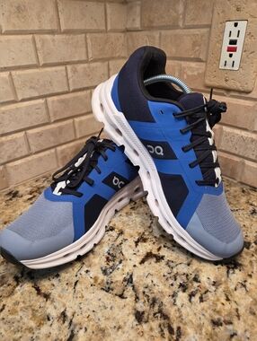 ON Cloudrunner Women 11/Men 9.5